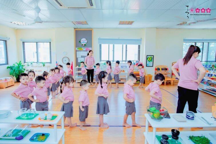 Giáo viên Montessori đóng vai trò là người hướng dẫn, người “trợ lý đắc lực” và hỗ trợ ngay khi trẻ cần.