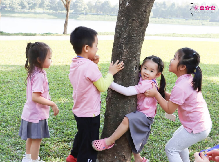 Trẻ có nhiều cơ hội trải nghiệm thế giới xung quanh một cách an toàn thông qua vai trò hướng dẫn của giáo viên.